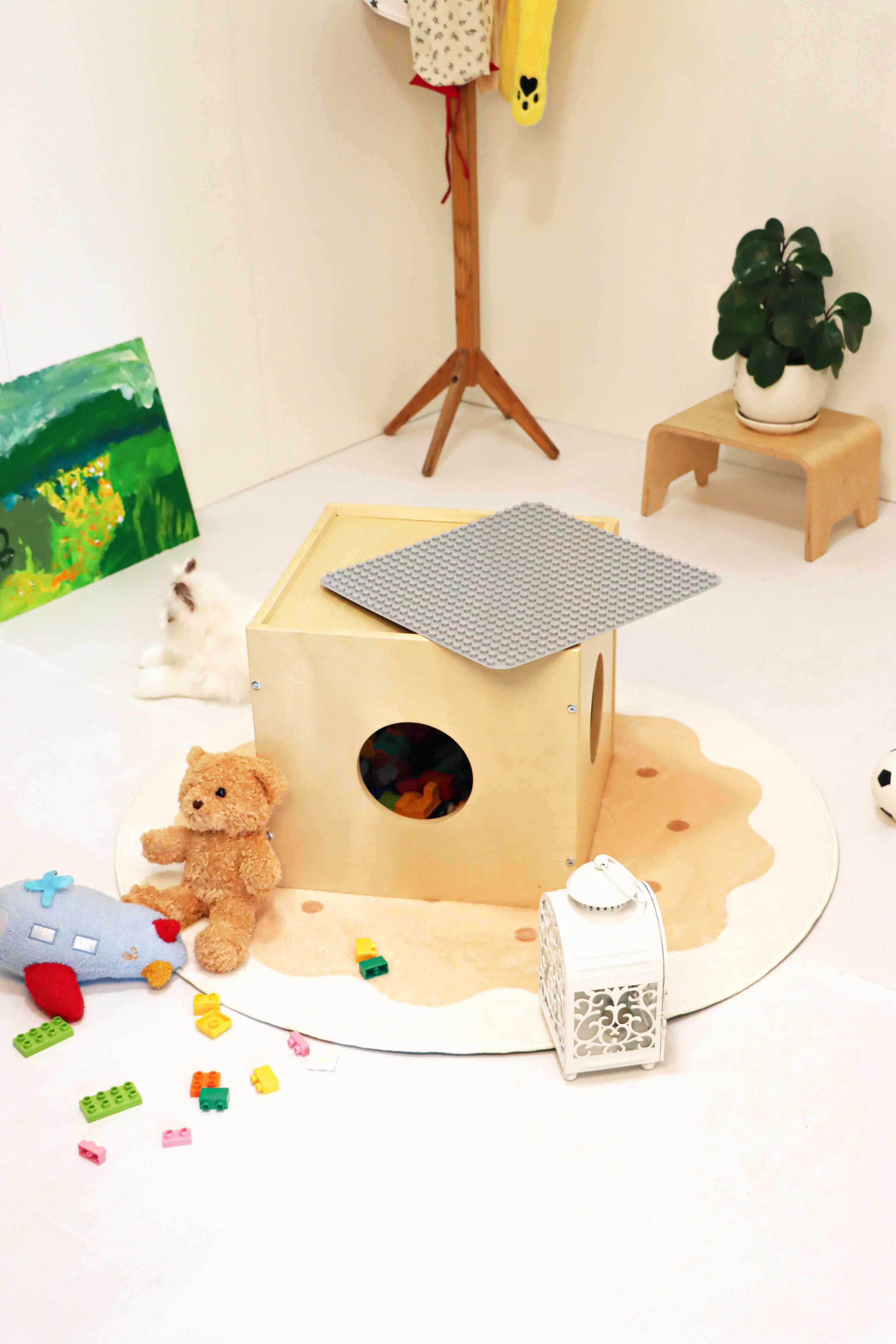 Play cube with building plate for blocks, or without as a small table or shelf